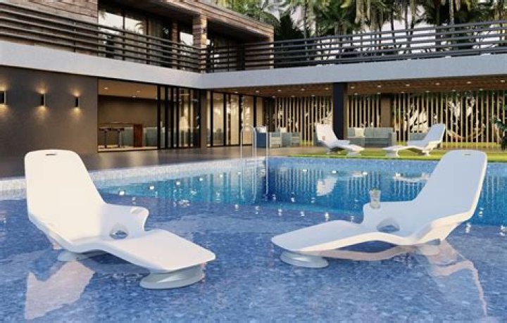 Can I go in the pool after dying my hair black?