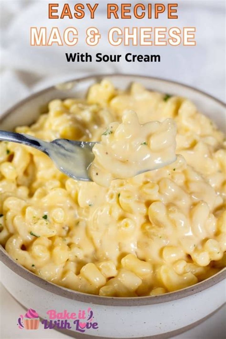 Can I use sour cream instead of heavy cream in mac and cheese?