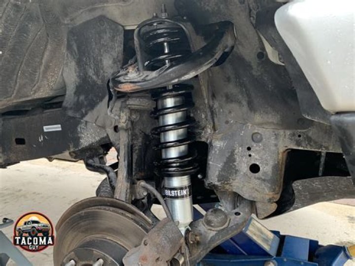 Does a 2004 Toyota Tacoma have shocks or struts?