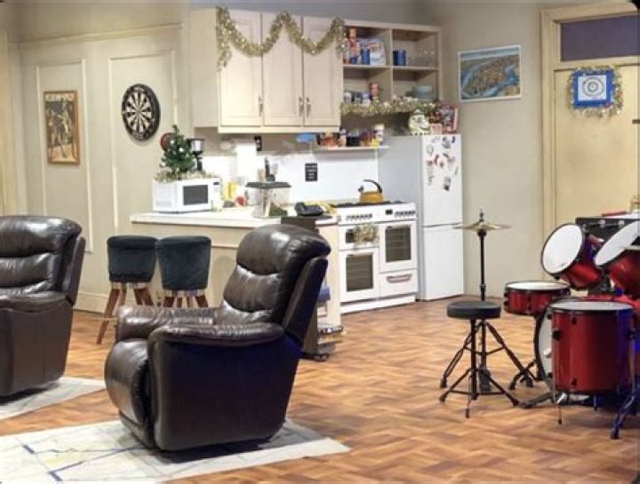 Does Joey and Chandlers apartment have a sink