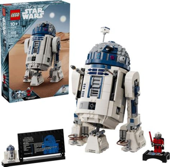 How do you free R2-D2 in Lego Star Wars?