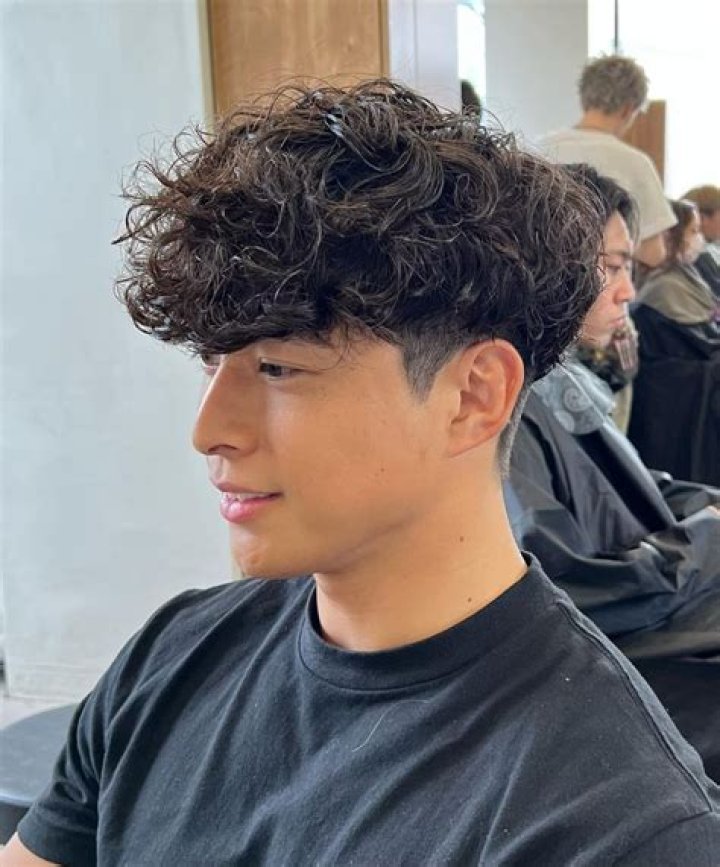 How do you make wavy hair curly men?