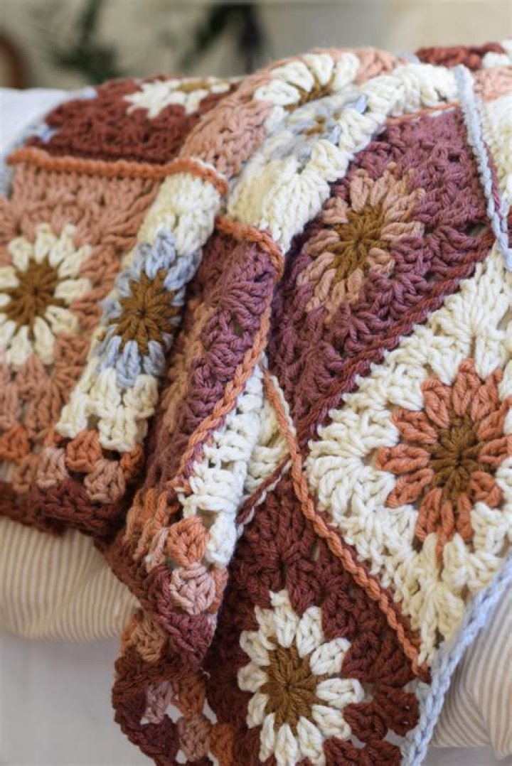 How do you put crochet flowers on a blanket?