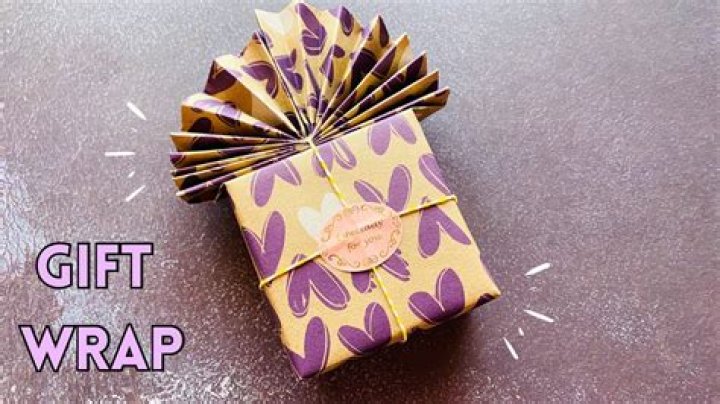 How do you wrap a cake in chocolate?