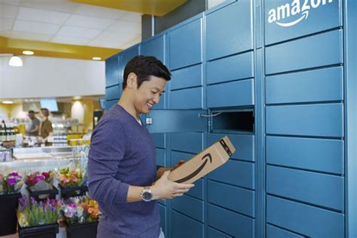 How many Amazon lockers are there in Canada?