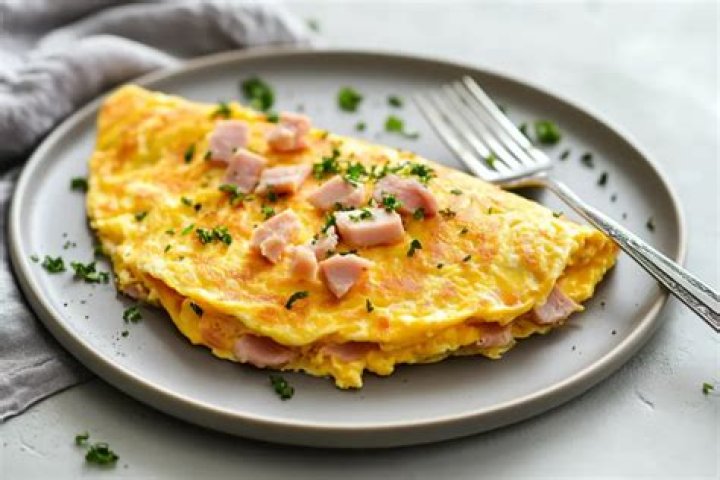 How many calories are in a cheese and ham omelette