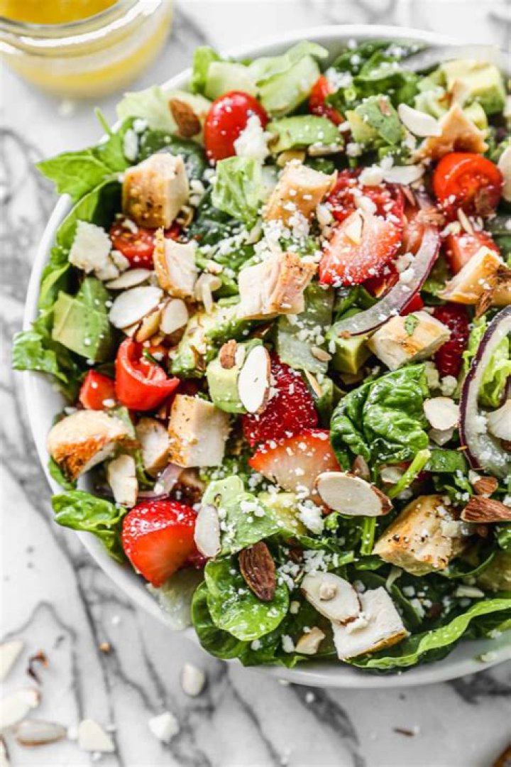 How many calories are in a grilled chicken salad?