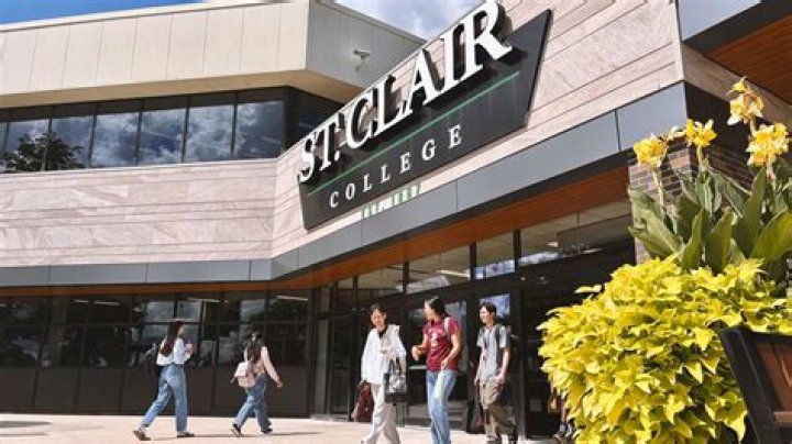 How many international students go to St Clair College?