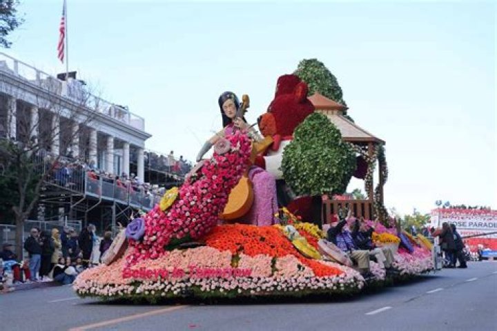 How much does it cost to put a float in the Rose Parade