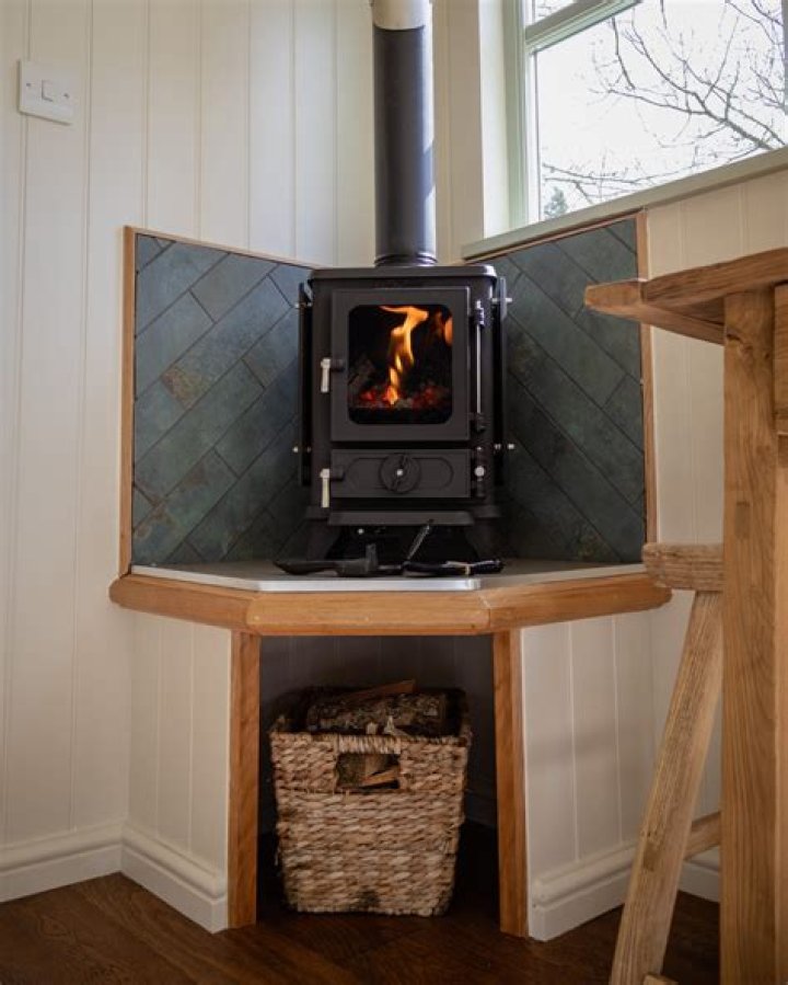 How much does it cost to put a wood stove in your house?