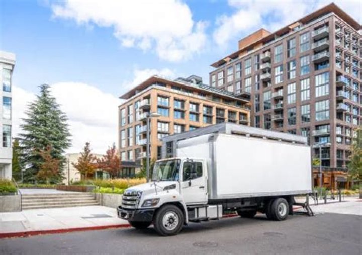 How much does it cost to rent a box truck?
