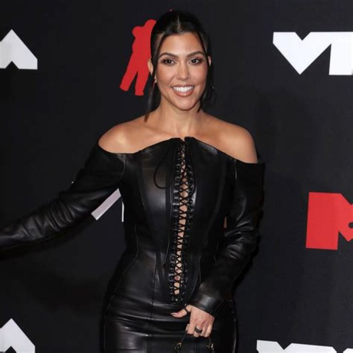 How much does Kourtney Kardashian weight?