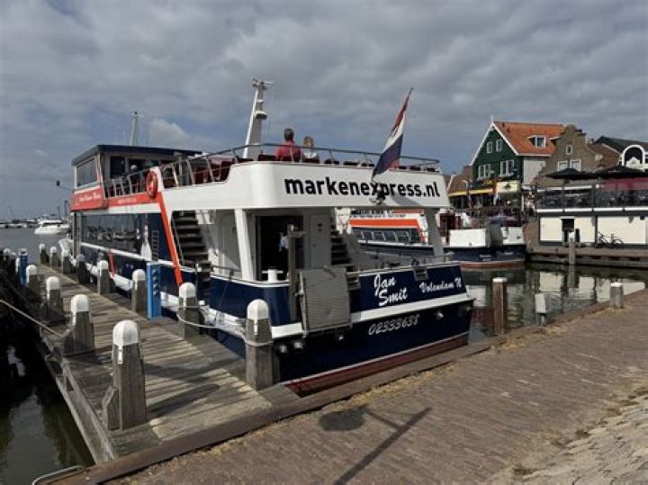 How to get to Marken from Volendam?