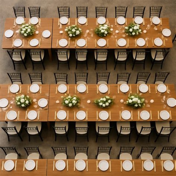 How wide is an 8 banquet table