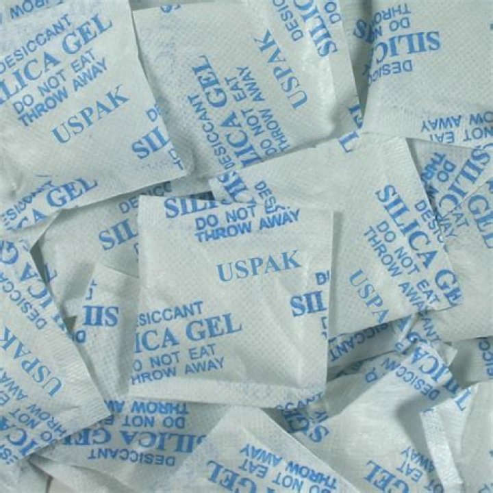 Is desiccant silica gel poisonous to dogs?