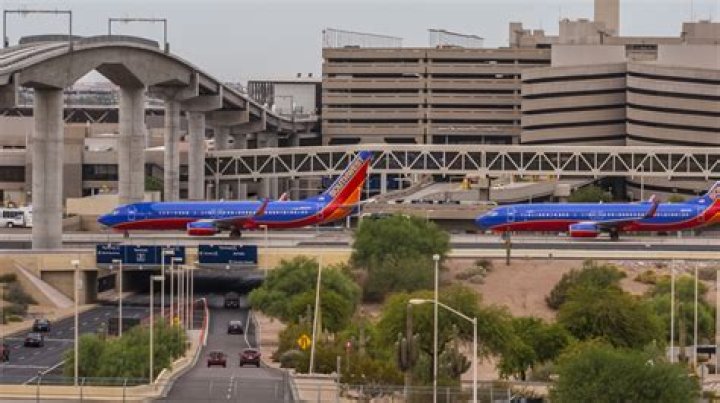 What airlines fly to Phoenix