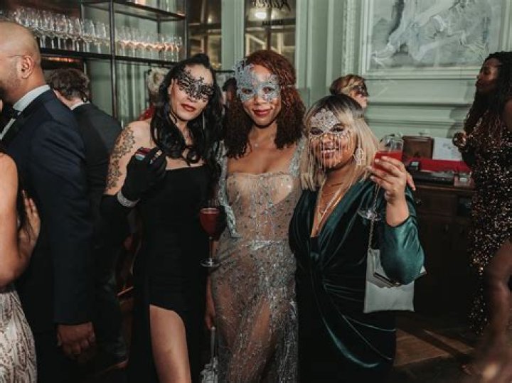 What do u wear to a masquerade ball