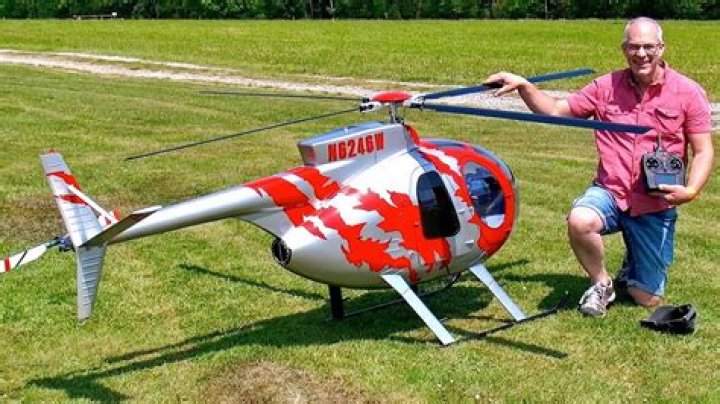 What does a gyro do on a RC helicopter?