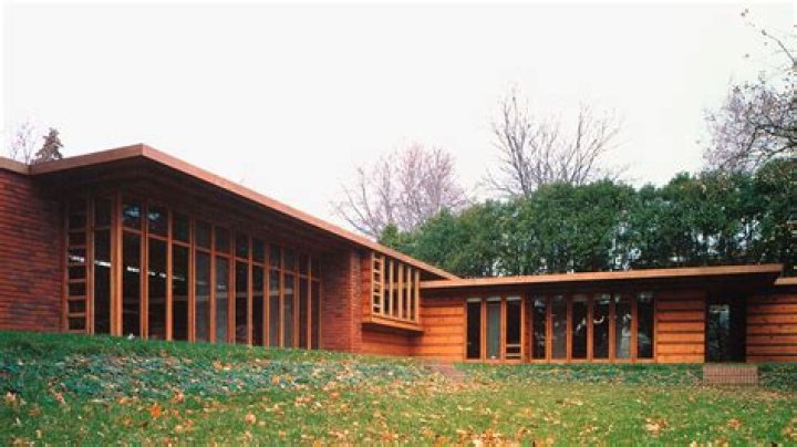 What goal did Wright achieve with the Usonian house