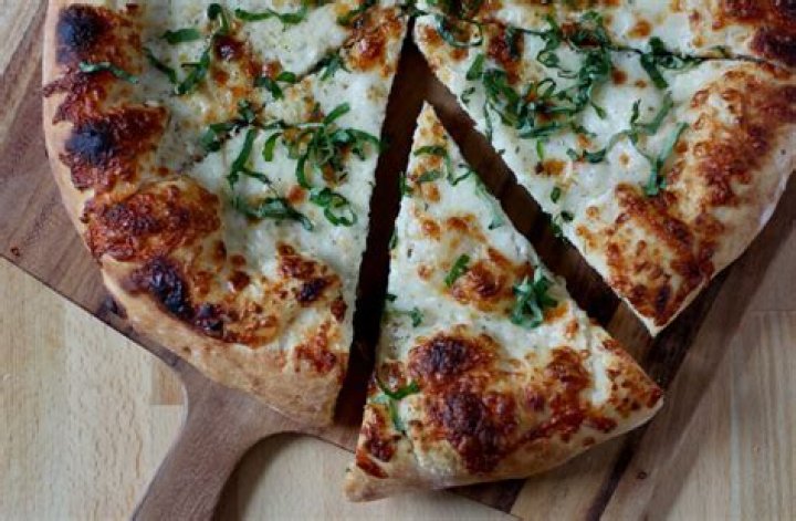 What is in pizza pizza creamy garlic dipping sauce?