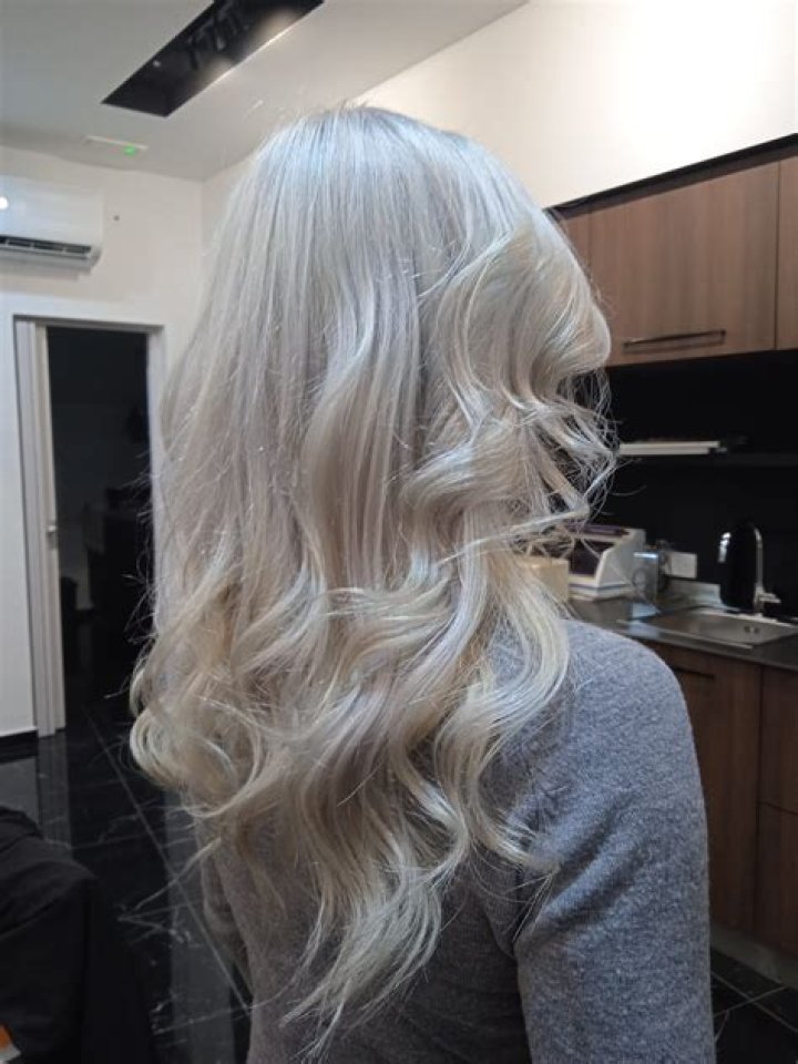 What is the difference between bleach blonde and platinum blonde?