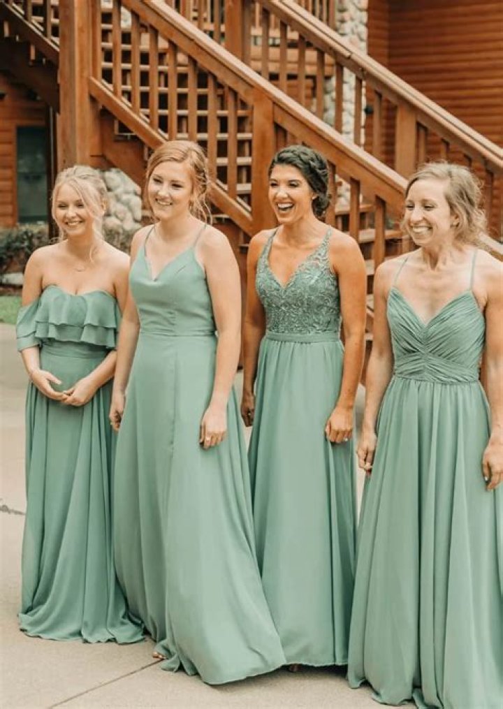 What style bridesmaid dress looks good on plus size?