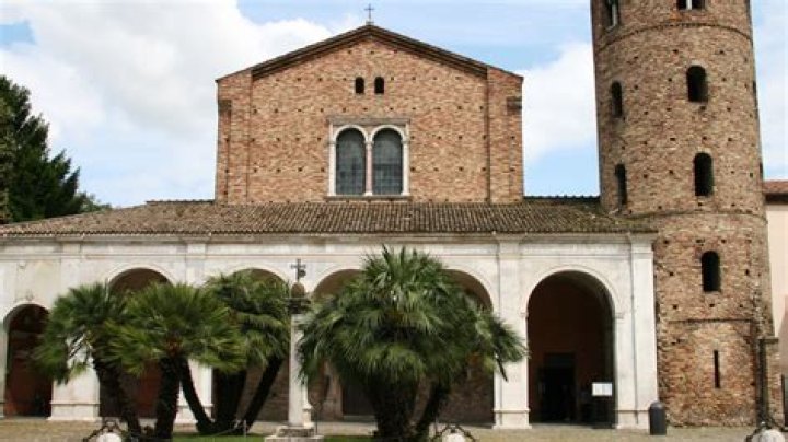 Who built Sant Apollinare Nuovo?