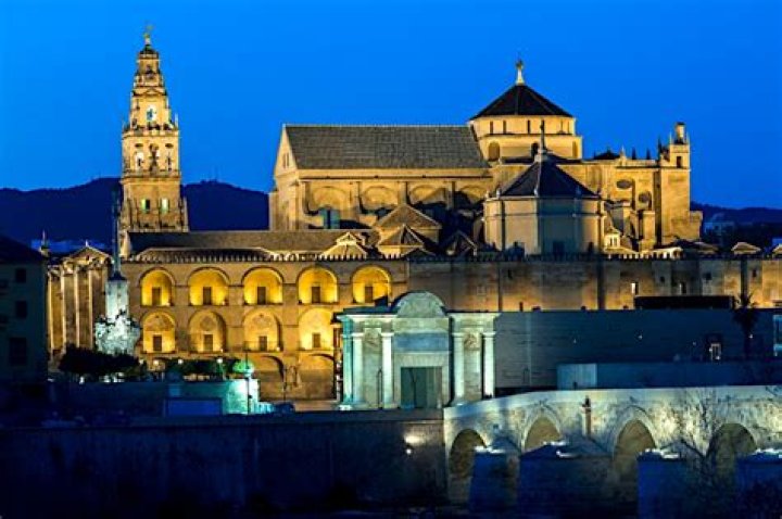 Who built the Mezquita de Cordoba?