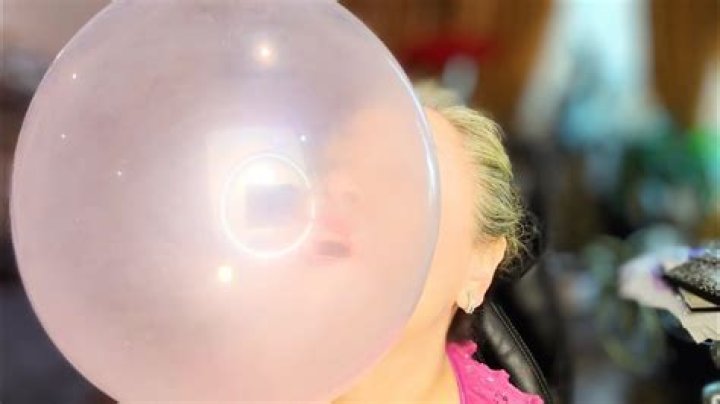 Who made the biggest bubble with bubble gum?